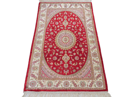 Feiner, handgeknüpfter, chinesischer Orientteppich mit Nain Design aus Kunstseide, rot, creme, weiß. 90x59 cm. Verkauf durch Jupiter Intl.
