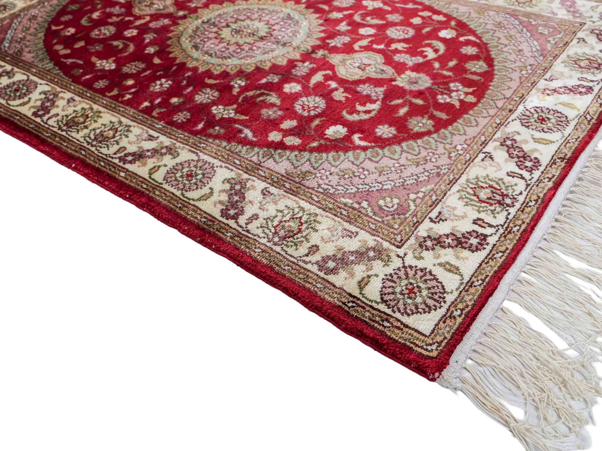 Feiner, handgeknüpfter, chinesischer Orientteppich mit Nain Design aus Kunstseide, rot, creme, weiß. 90x59 cm. Verkauf durch Jupiter Intl.