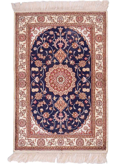 Feiner, handgeknüpfter, chinesischer Orientteppich mit Nain Design aus Kunstseide, blau, creme, weiß. 92x62 cm. Verkauf durch Jupiter Intl.