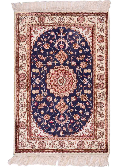 Feiner, handgeknüpfter, chinesischer Orientteppich mit Nain Design aus Kunstseide, blau, creme, weiß. 92x62 cm. Verkauf durch Jupiter Intl.