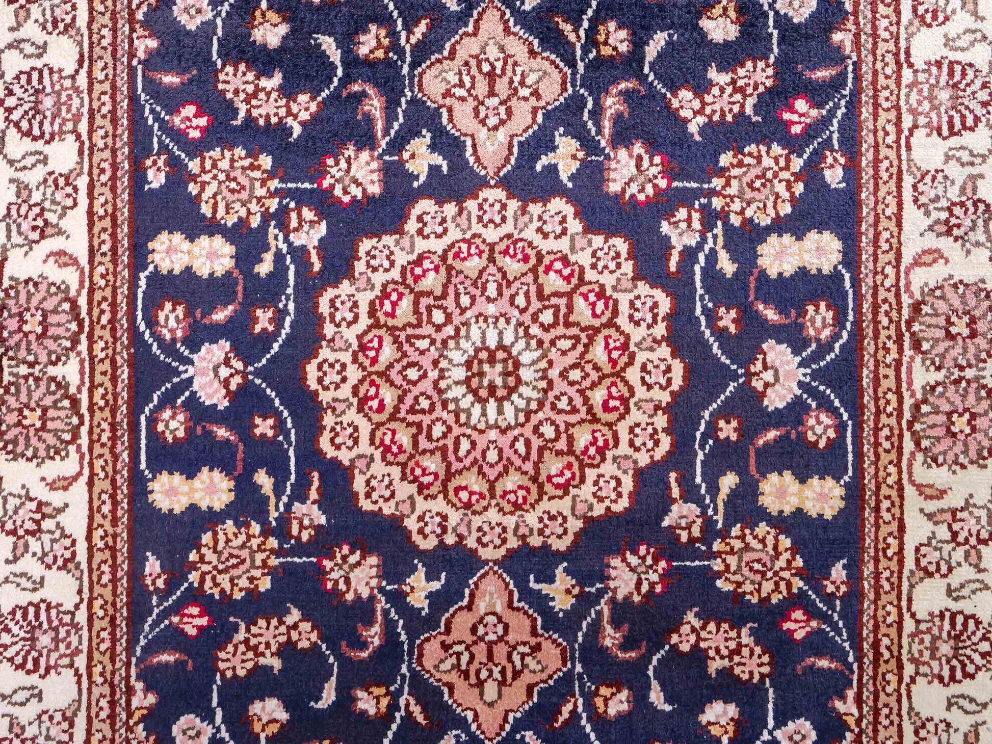 Feiner, handgeknüpfter, chinesischer Orientteppich mit Nain Design aus Kunstseide, blau, creme, weiß. 92x62 cm. Verkauf durch Jupiter Intl.