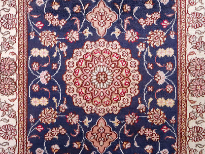 Feiner, handgeknüpfter, chinesischer Orientteppich mit Nain Design aus Kunstseide, blau, creme, weiß. 92x62 cm. Verkauf durch Jupiter Intl.