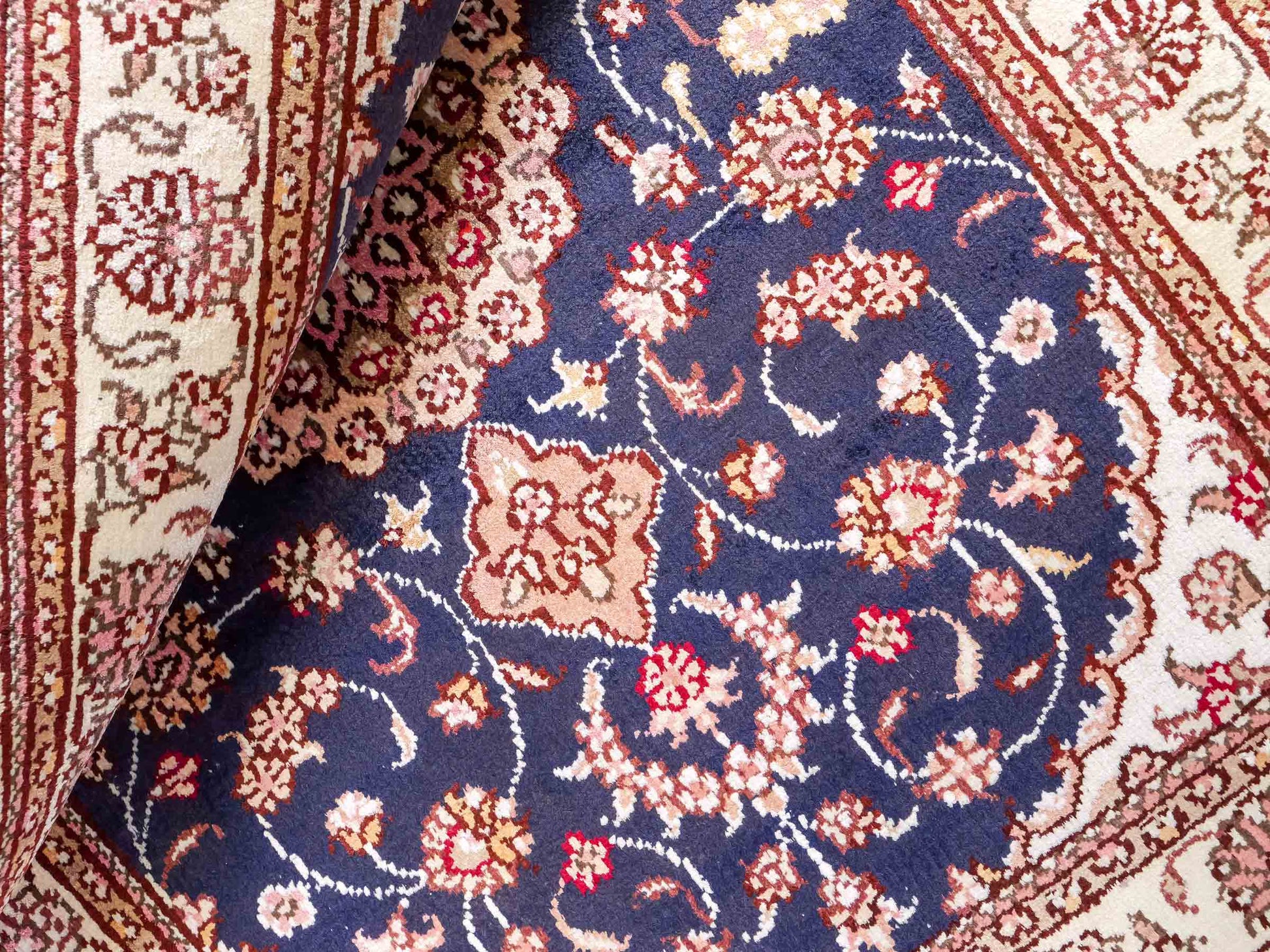 Feiner, handgeknüpfter, chinesischer Orientteppich mit Nain Design aus Kunstseide, blau, creme, weiß. 92x62 cm. Verkauf durch Jupiter Intl.