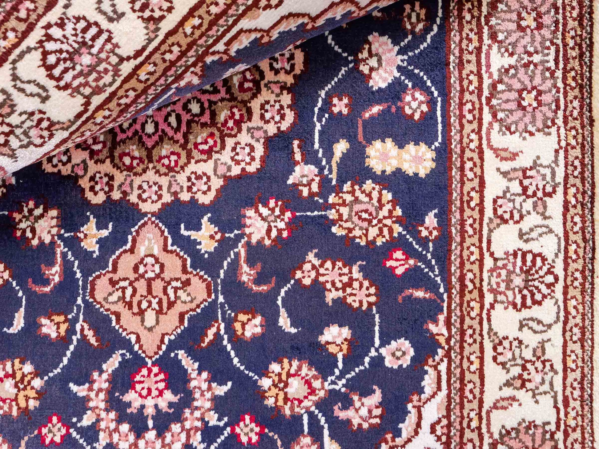 Feiner, handgeknüpfter, chinesischer Orientteppich mit Nain Design aus Kunstseide, blau, creme, weiß. 92x62 cm. Verkauf durch Jupiter Intl.