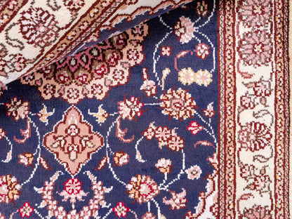 Feiner, handgeknüpfter, chinesischer Orientteppich mit Nain Design aus Kunstseide, blau, creme, weiß. 92x62 cm. Verkauf durch Jupiter Intl.