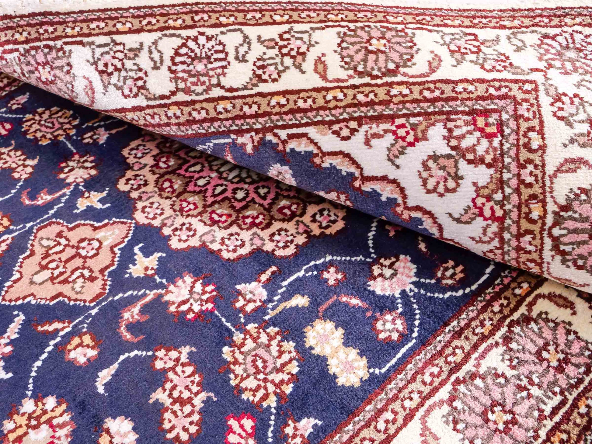 Feiner, handgeknüpfter, chinesischer Orientteppich mit Nain Design aus Kunstseide, blau, creme, weiß. 92x62 cm. Verkauf durch Jupiter Intl.