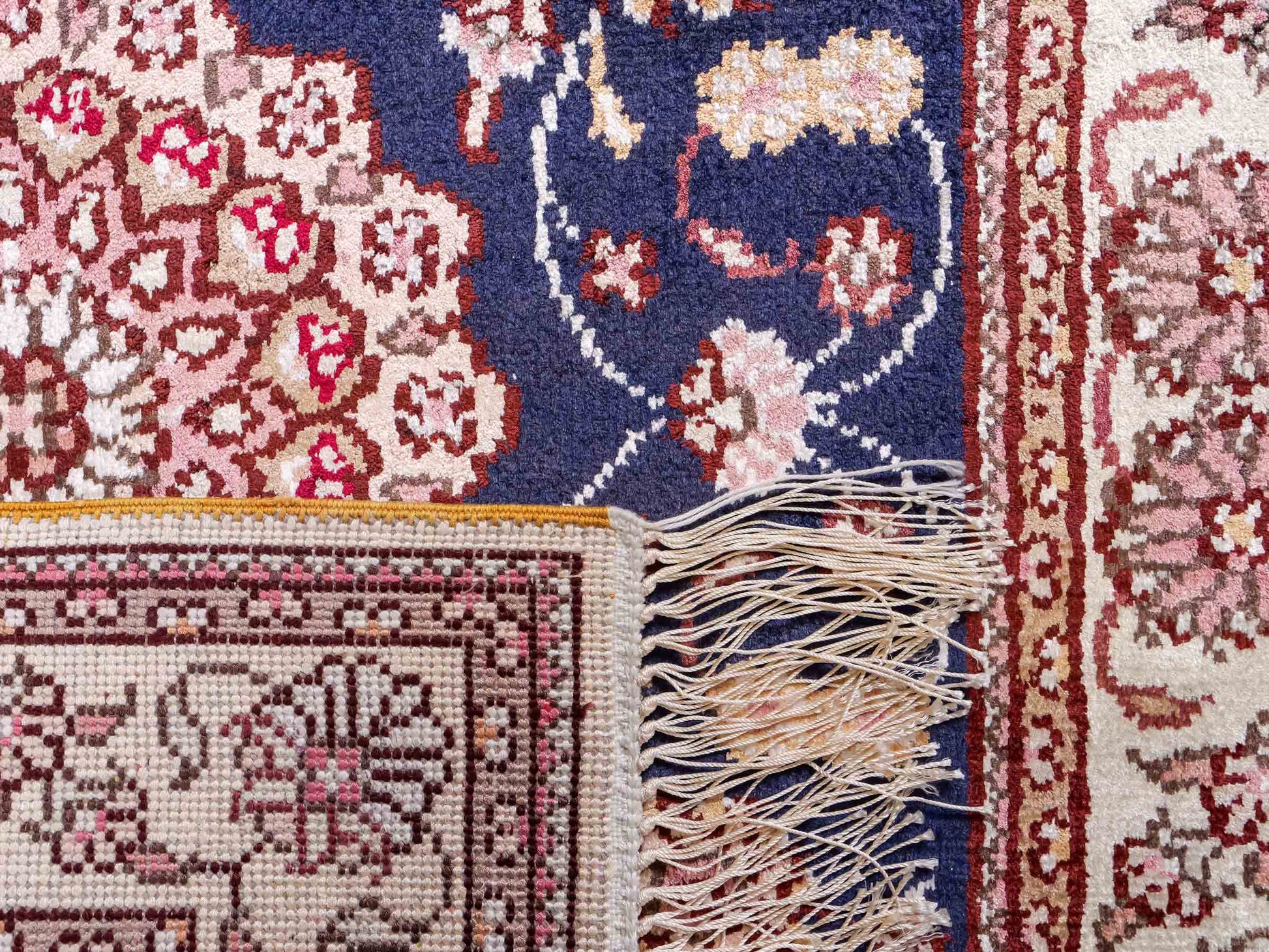 Feiner, handgeknüpfter, chinesischer Orientteppich mit Nain Design aus Kunstseide, blau, creme, weiß. 92x62 cm. Verkauf durch Jupiter Intl.