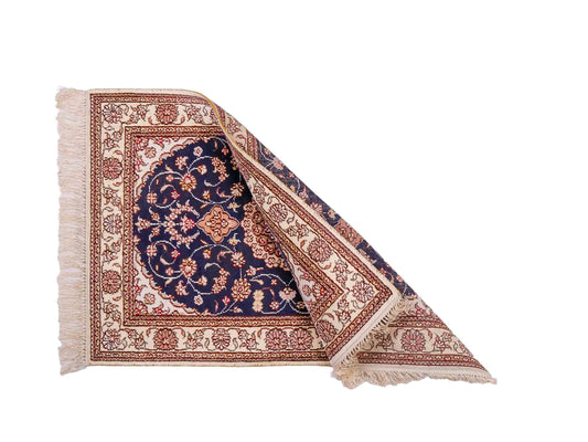 Feiner, handgeknüpfter, chinesischer Orientteppich mit Nain Design aus Kunstseide, blau, creme, weiß. 92x62 cm. Verkauf durch Jupiter Intl.