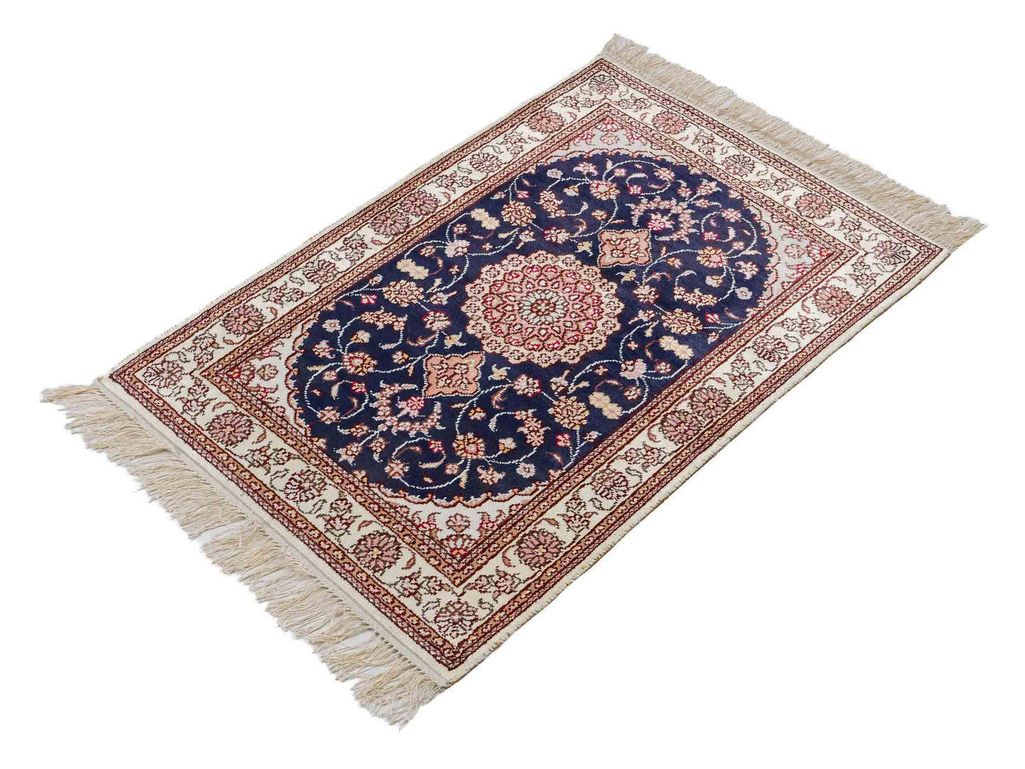 Feiner, handgeknüpfter, chinesischer Orientteppich mit Nain Design aus Kunstseide, blau, creme, weiß. 92x62 cm. Verkauf durch Jupiter Intl.