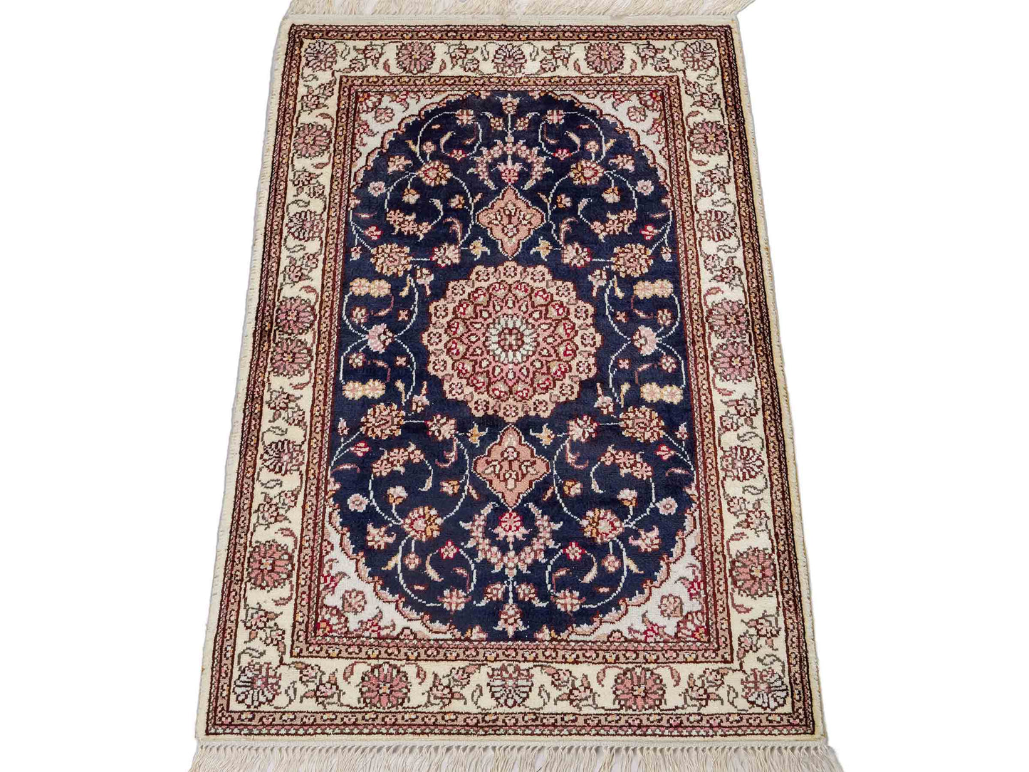 Feiner, handgeknüpfter, chinesischer Orientteppich mit Nain Design aus Kunstseide, blau, creme, weiß. 92x62 cm. Verkauf durch Jupiter Intl.