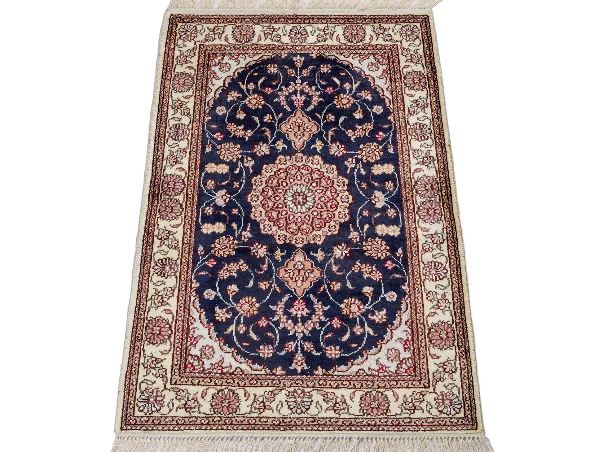 Feiner, handgeknüpfter, chinesischer Orientteppich mit Nain Design aus Kunstseide, blau, creme, weiß. 92x62 cm. Verkauf durch Jupiter Intl.