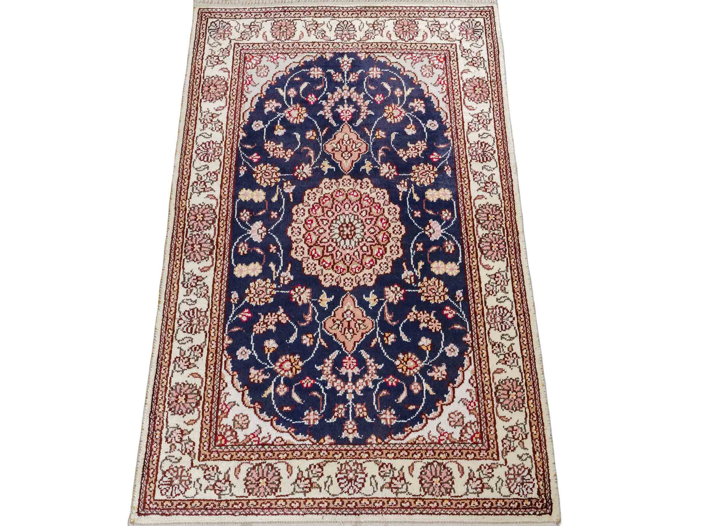 Feiner, handgeknüpfter, chinesischer Orientteppich mit Nain Design aus Kunstseide, blau, creme, weiß. 92x62 cm. Verkauf durch Jupiter Intl.