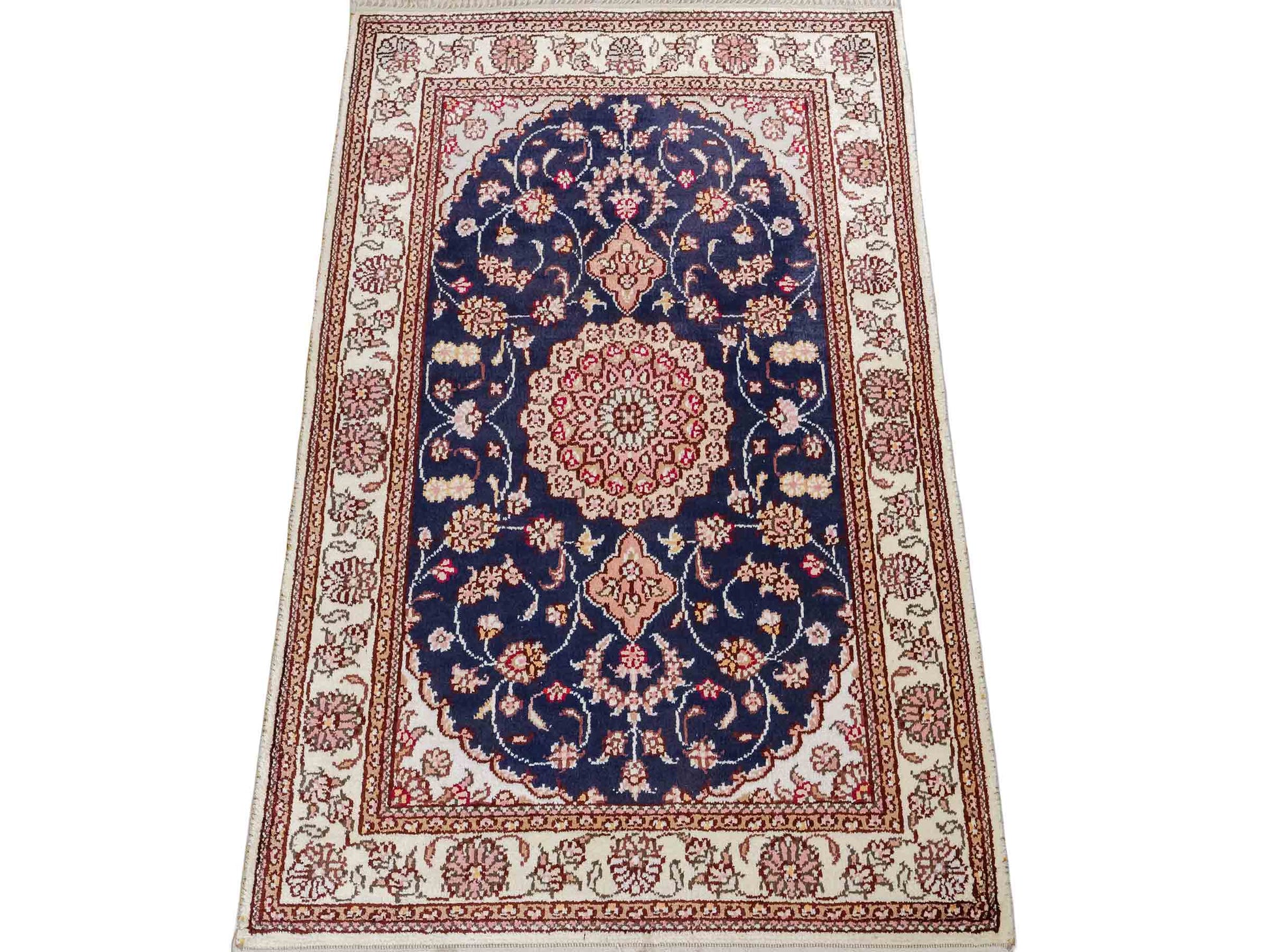 Feiner, handgeknüpfter, chinesischer Orientteppich mit Nain Design aus Kunstseide, blau, creme, weiß. 92x62 cm. Verkauf durch Jupiter Intl.