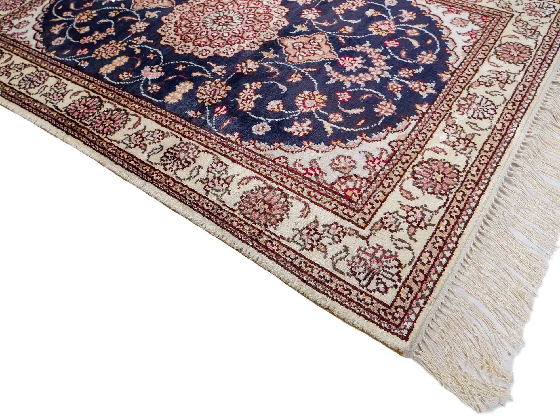 Feiner, handgeknüpfter, chinesischer Orientteppich mit Nain Design aus Kunstseide, blau, creme, weiß. 92x62 cm. Verkauf durch Jupiter Intl.