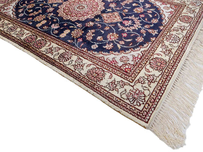 Feiner, handgeknüpfter, chinesischer Orientteppich mit Nain Design aus Kunstseide, blau, creme, weiß. 92x62 cm. Verkauf durch Jupiter Intl.