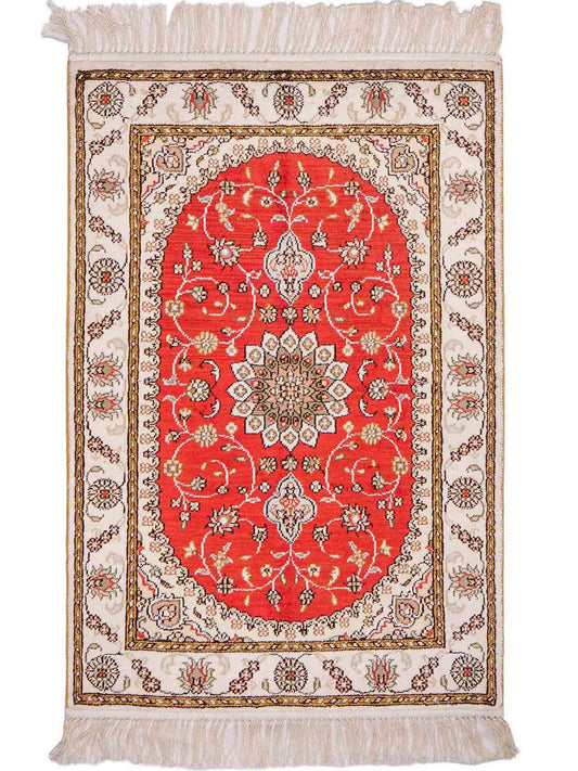 Feiner, handgeknüpfter, chinesischer Orientteppich mit Nain Design aus Kunstseide, rot, weiß, creme. 93x61 cm. Verkauf durch Jupiter Intl.