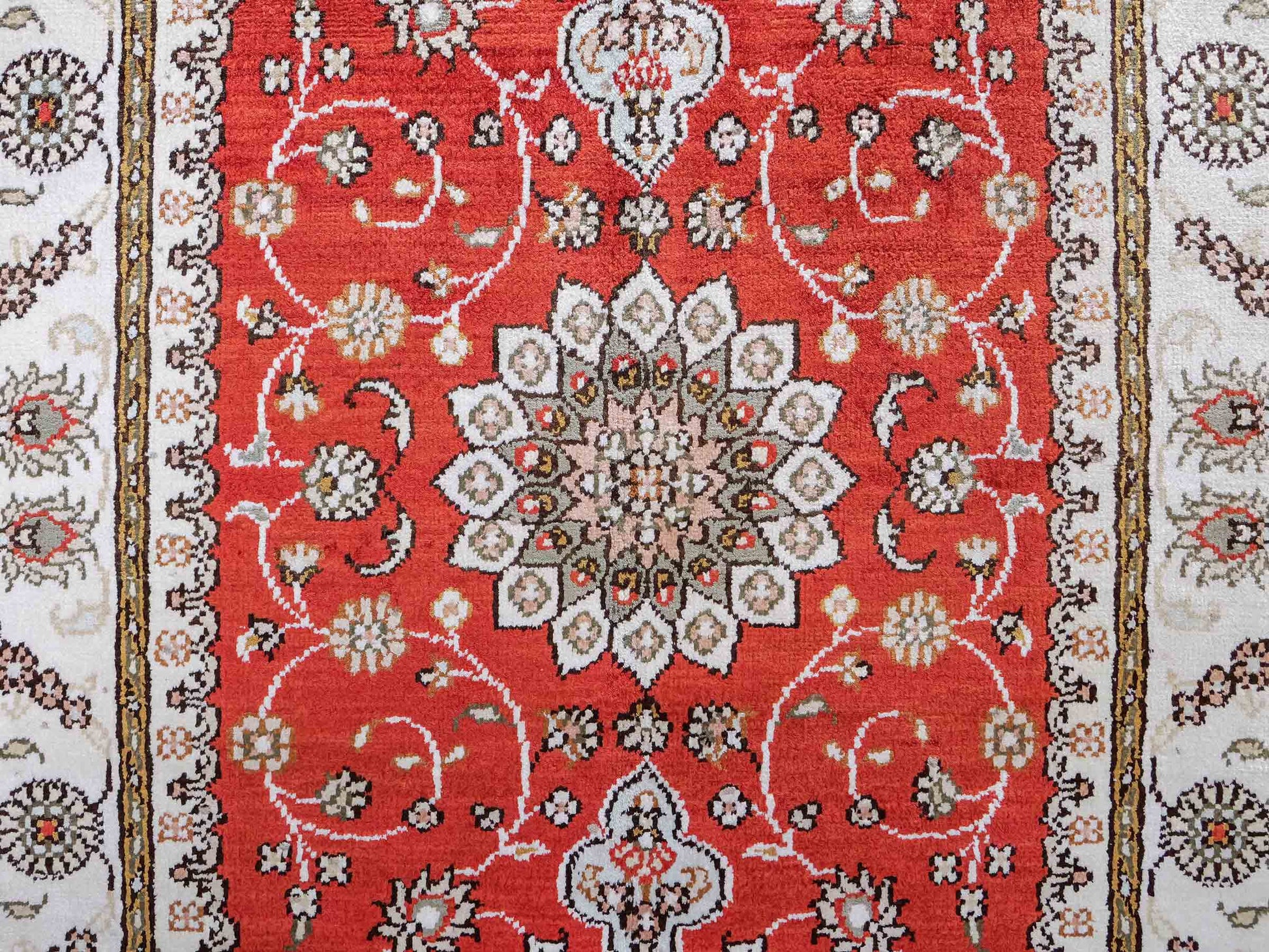Feiner, handgeknüpfter, chinesischer Orientteppich mit Nain Design aus Kunstseide, rot, weiß, creme. 93x61 cm. Verkauf durch Jupiter Intl.