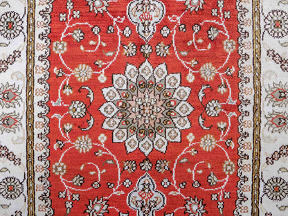 Feiner, handgeknüpfter, chinesischer Orientteppich mit Nain Design aus Kunstseide, rot, weiß, creme. 93x61 cm. Verkauf durch Jupiter Intl.