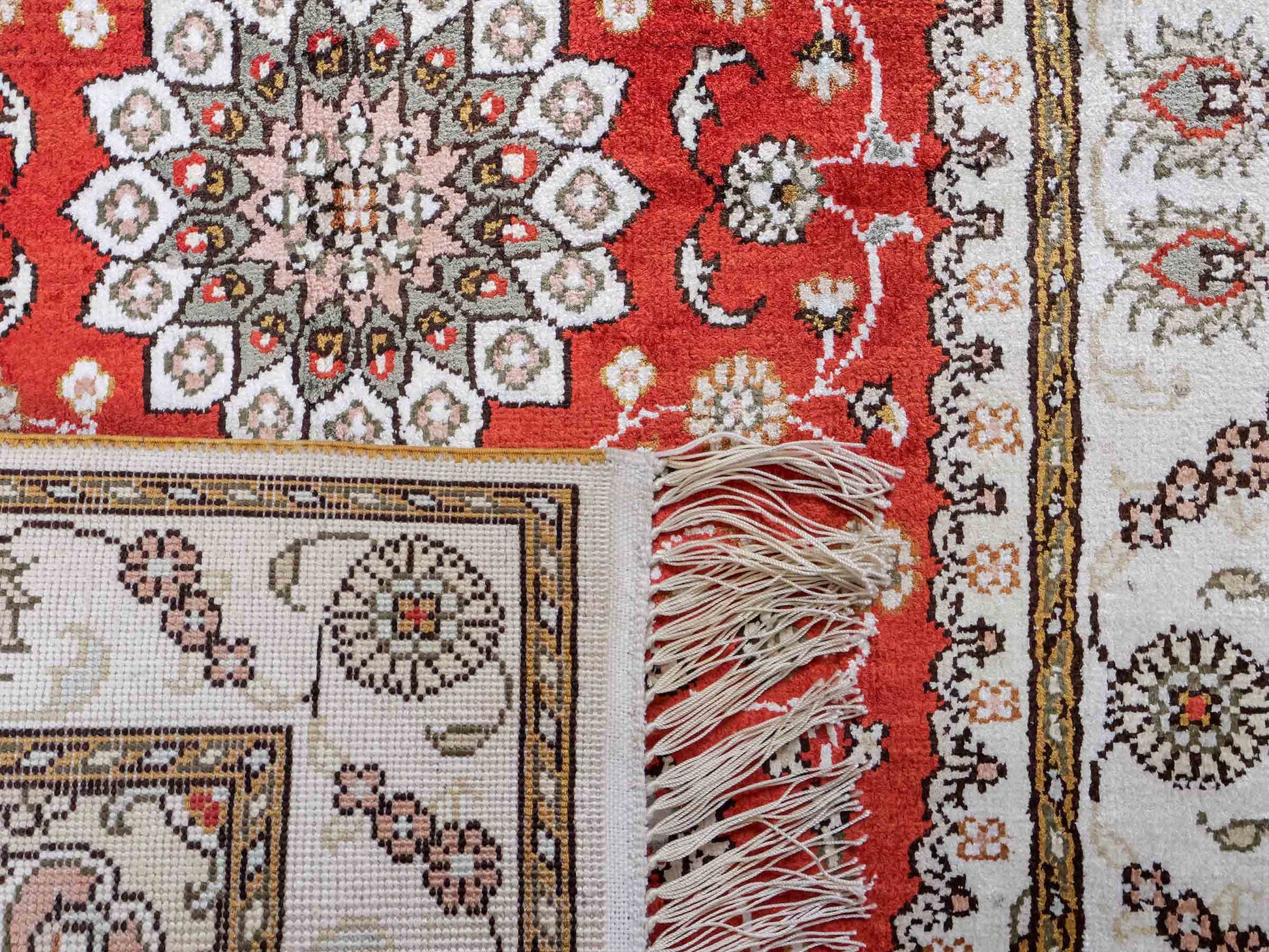 Feiner, handgeknüpfter, chinesischer Orientteppich mit Nain Design aus Kunstseide, rot, weiß, creme. 93x61 cm. Verkauf durch Jupiter Intl.