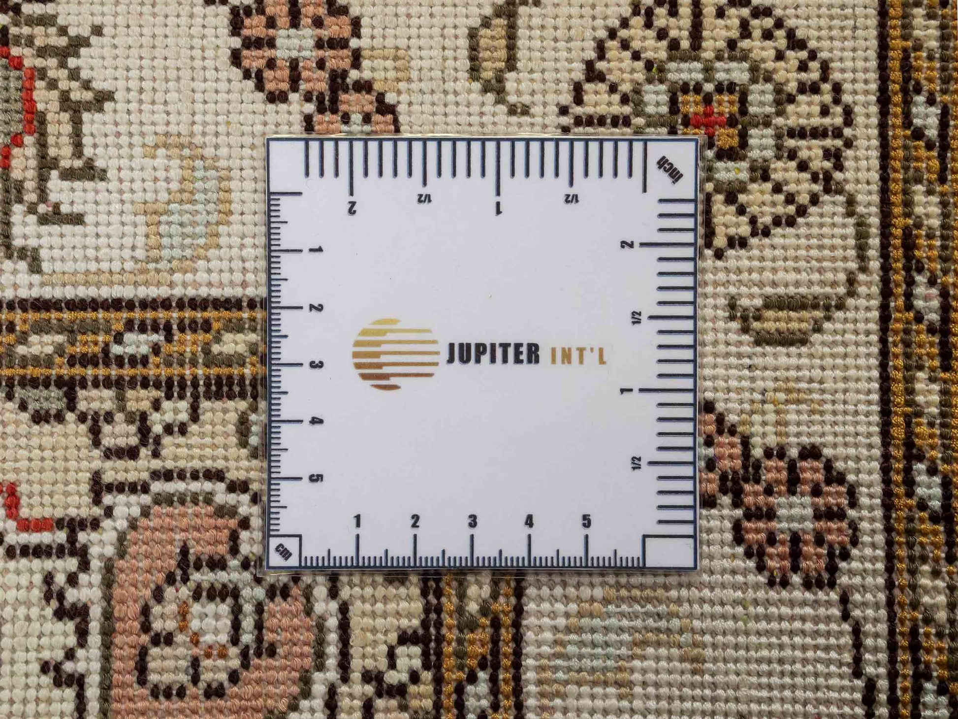 Feiner, handgeknüpfter, chinesischer Orientteppich mit Nain Design aus Kunstseide, rot, weiß, creme. 93x61 cm. Verkauf durch Jupiter Intl.