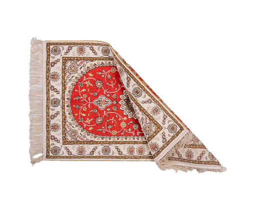 Feiner, handgeknüpfter, chinesischer Orientteppich mit Nain Design aus Kunstseide, rot, weiß, creme. 93x61 cm. Verkauf durch Jupiter Intl.