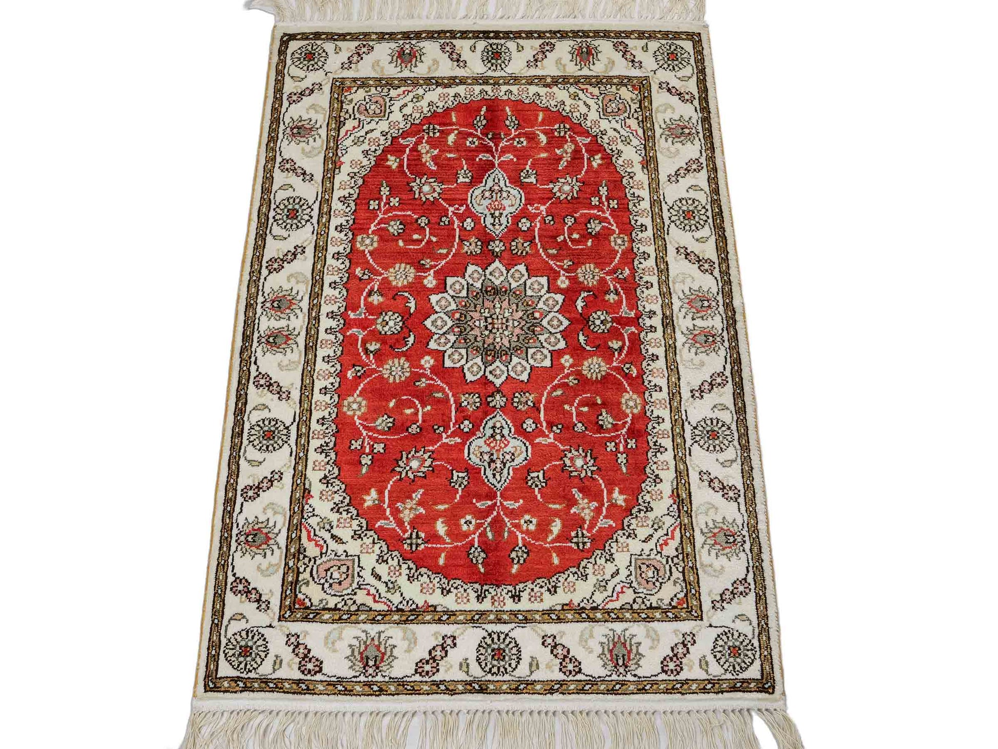 Feiner, handgeknüpfter, chinesischer Orientteppich mit Nain Design aus Kunstseide, rot, weiß, creme. 93x61 cm. Verkauf durch Jupiter Intl.