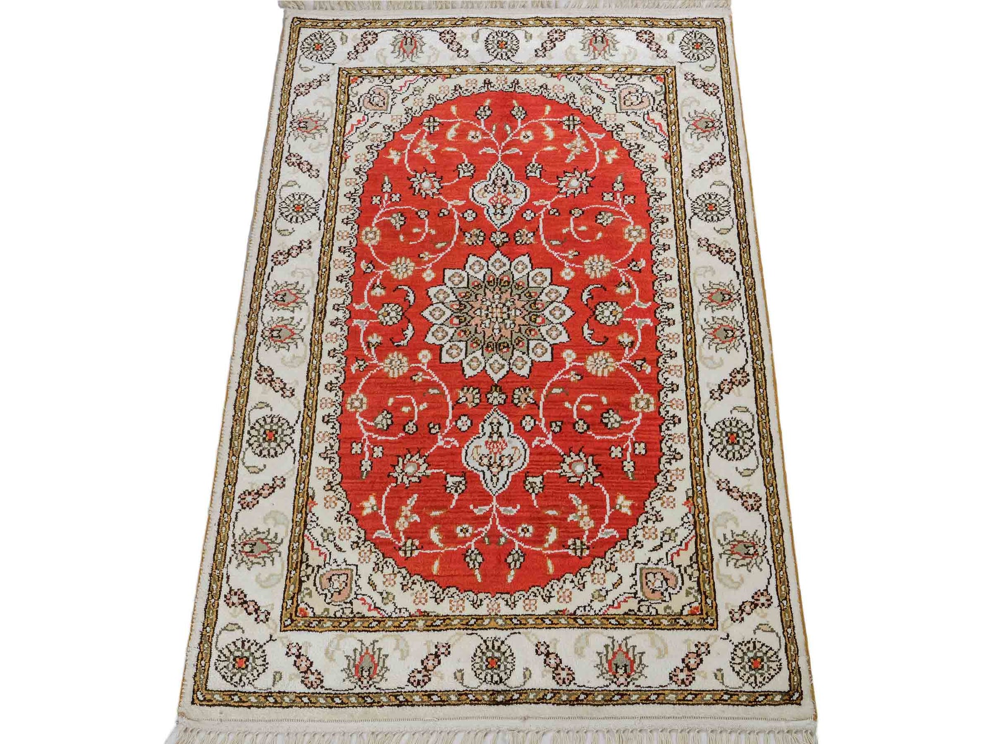Feiner, handgeknüpfter, chinesischer Orientteppich mit Nain Design aus Kunstseide, rot, weiß, creme. 93x61 cm. Verkauf durch Jupiter Intl.
