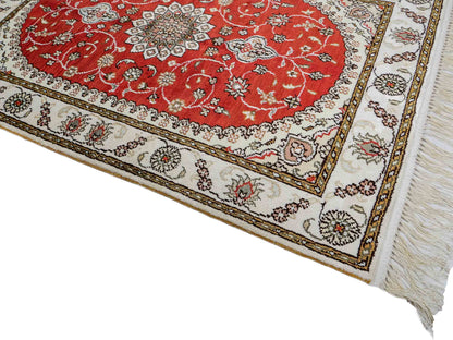 Feiner, handgeknüpfter, chinesischer Orientteppich mit Nain Design aus Kunstseide, rot, weiß, creme. 93x61 cm. Verkauf durch Jupiter Intl.