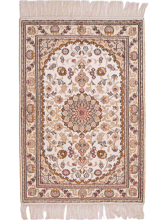 Feiner, handgeknüpfter, chinesischer Orientteppich mit Nain Design aus Kunstseide, creme, weiß, gold. 93x63 cm. Verkauf durch Jupiter Intl.