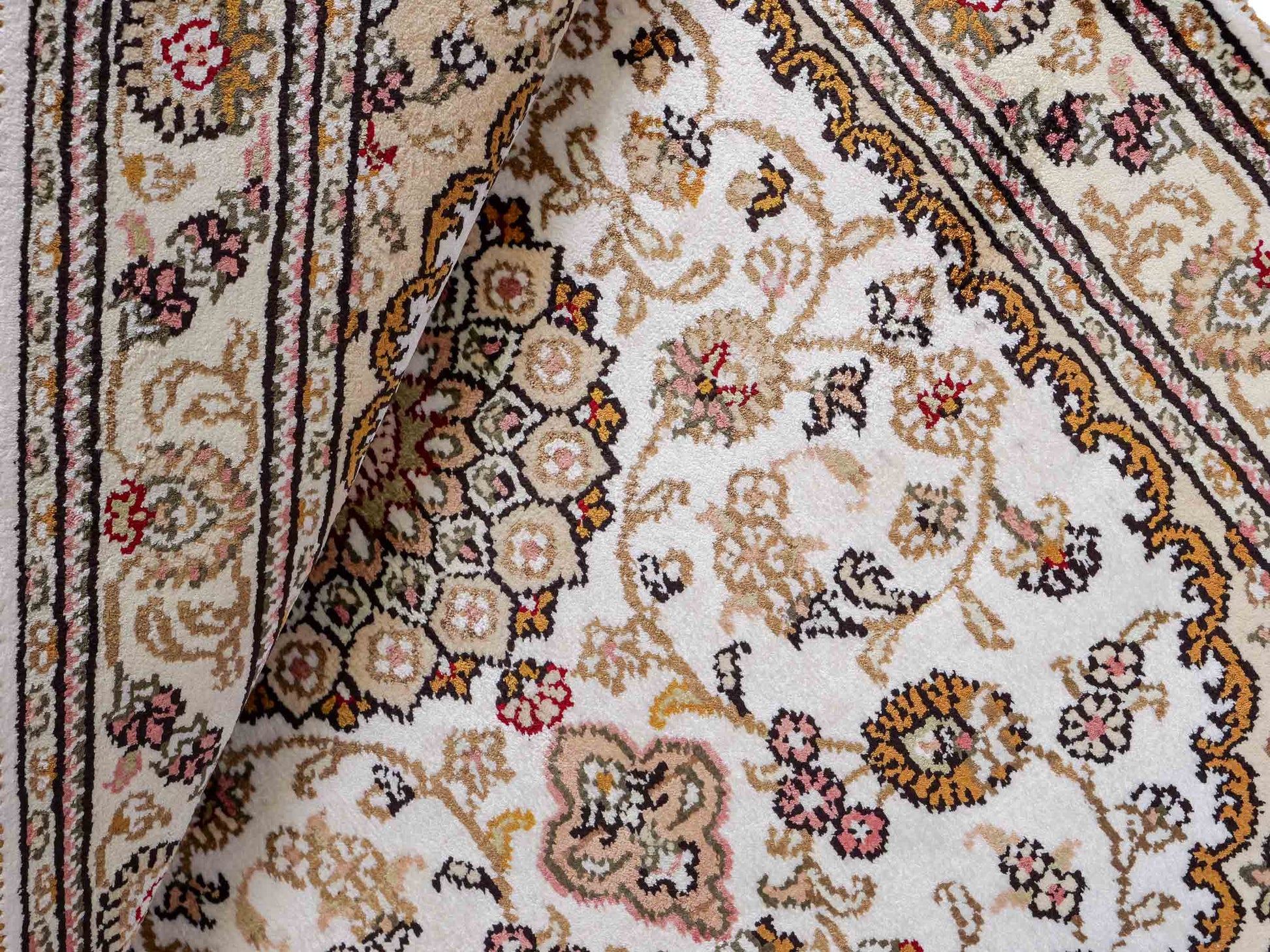 Feiner, handgeknüpfter, chinesischer Orientteppich mit Nain Design aus Kunstseide, creme, weiß, gold. 93x63 cm. Verkauf durch Jupiter Intl.