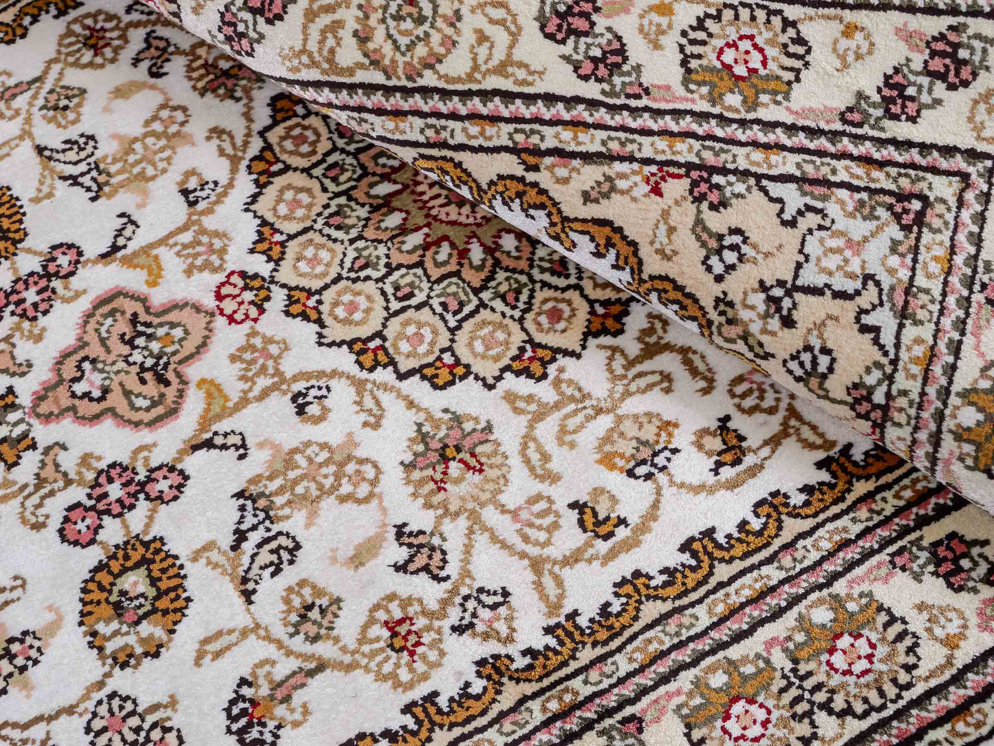 Feiner, handgeknüpfter, chinesischer Orientteppich mit Nain Design aus Kunstseide, creme, weiß, gold. 93x63 cm. Verkauf durch Jupiter Intl.