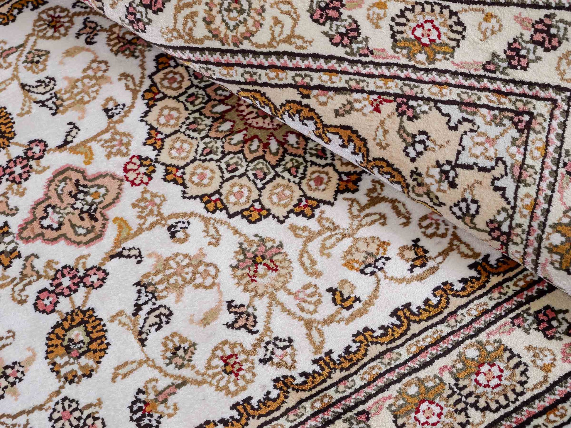 Feiner, handgeknüpfter, chinesischer Orientteppich mit Nain Design aus Kunstseide, creme, weiß, gold. 93x63 cm. Verkauf durch Jupiter Intl.