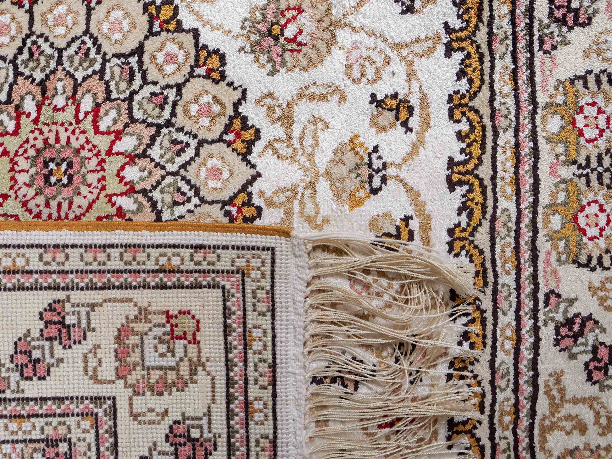 Feiner, handgeknüpfter, chinesischer Orientteppich mit Nain Design aus Kunstseide, creme, weiß, gold. 93x63 cm. Verkauf durch Jupiter Intl.