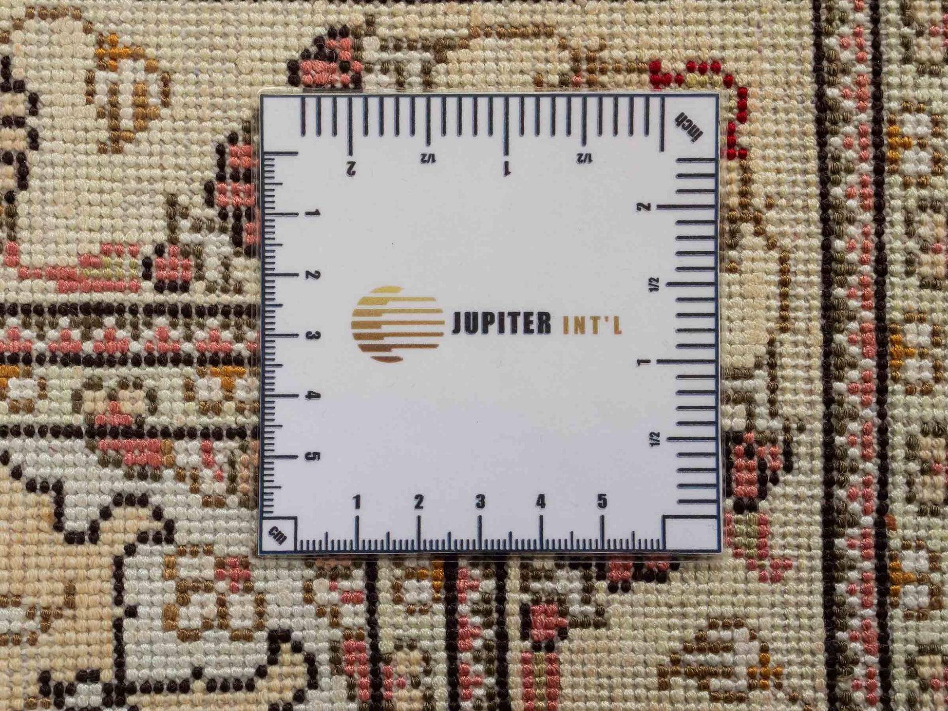 Feiner, handgeknüpfter, chinesischer Orientteppich mit Nain Design aus Kunstseide, creme, weiß, gold. 93x63 cm. Verkauf durch Jupiter Intl.