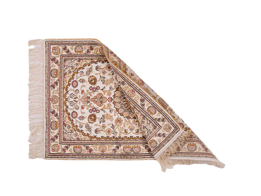Feiner, handgeknüpfter, chinesischer Orientteppich mit Nain Design aus Kunstseide, creme, weiß, gold. 93x63 cm. Verkauf durch Jupiter Intl.