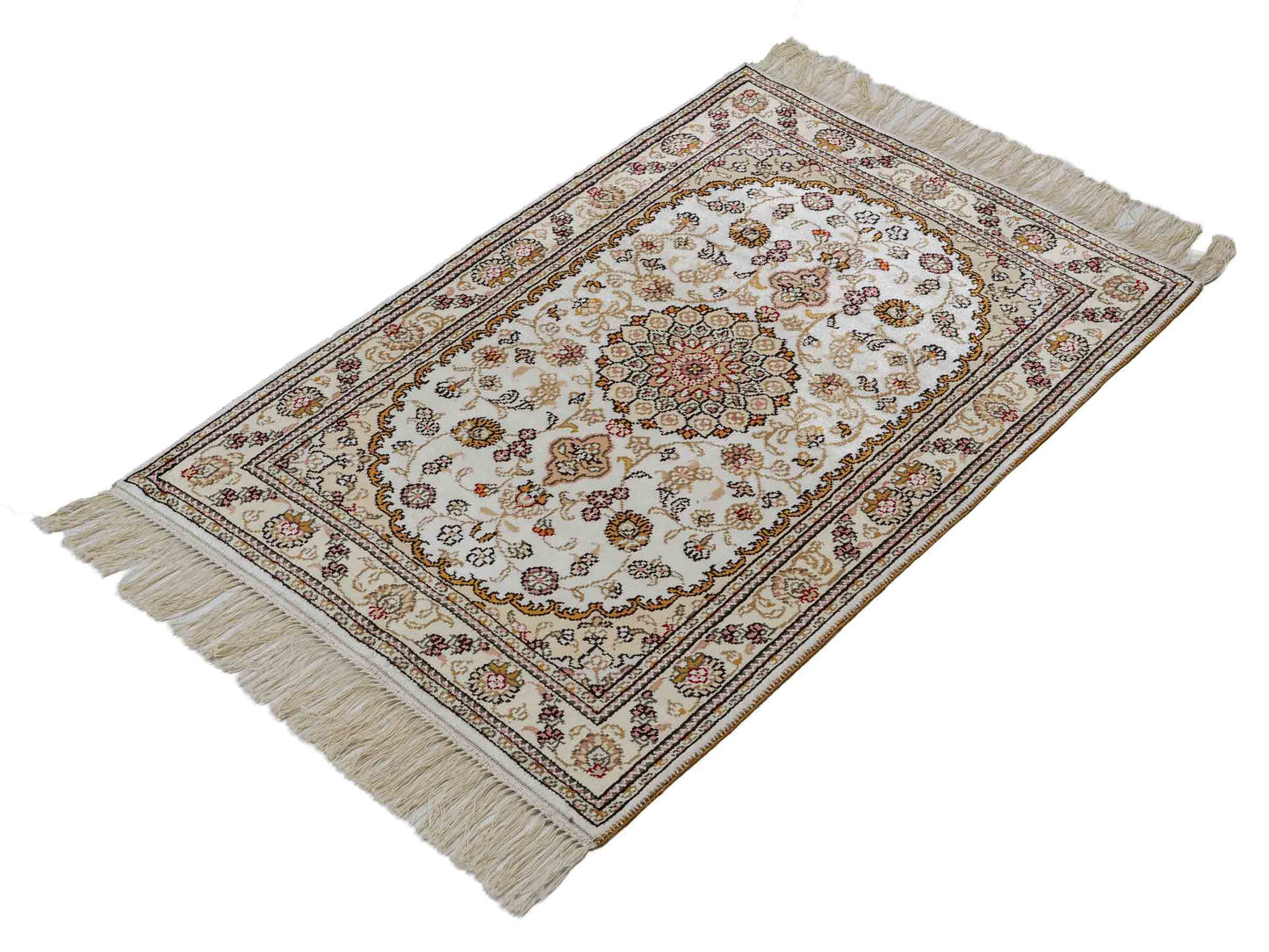 Feiner, handgeknüpfter, chinesischer Orientteppich mit Nain Design aus Kunstseide, creme, weiß, gold. 93x63 cm. Verkauf durch Jupiter Intl.