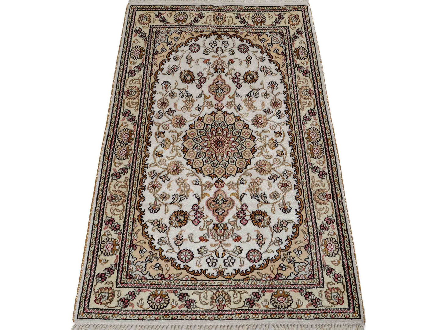 Feiner, handgeknüpfter, chinesischer Orientteppich mit Nain Design aus Kunstseide, creme, weiß, gold. 93x63 cm. Verkauf durch Jupiter Intl.