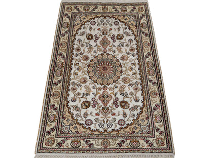 Feiner, handgeknüpfter, chinesischer Orientteppich mit Nain Design aus Kunstseide, creme, weiß, gold. 93x63 cm. Verkauf durch Jupiter Intl.