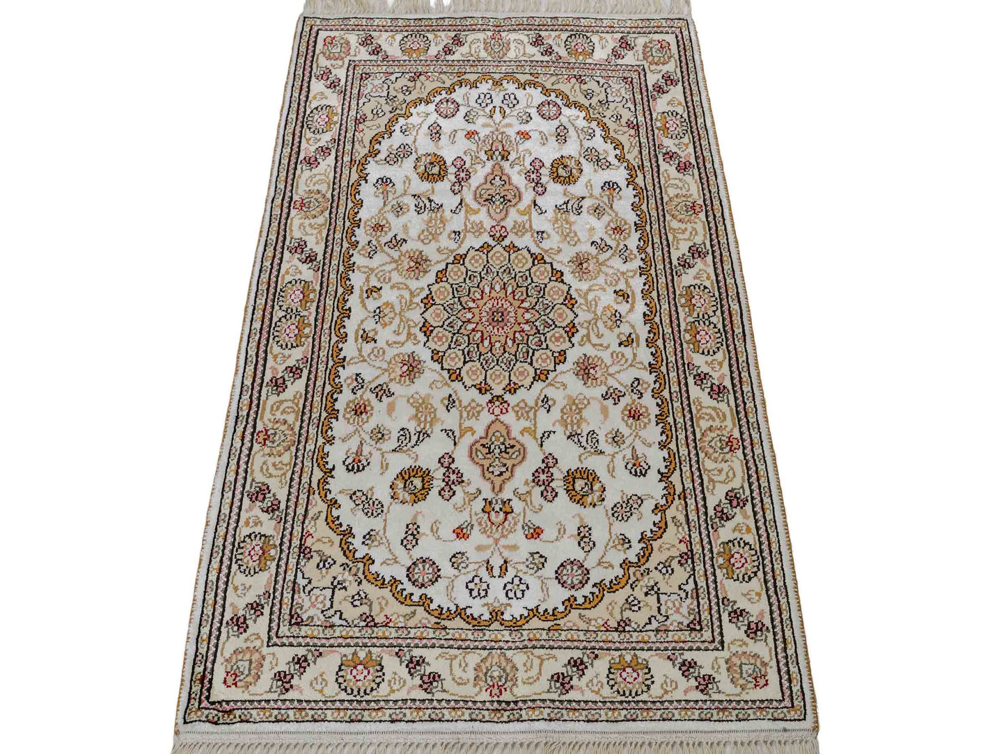 Feiner, handgeknüpfter, chinesischer Orientteppich mit Nain Design aus Kunstseide, creme, weiß, gold. 93x63 cm. Verkauf durch Jupiter Intl.