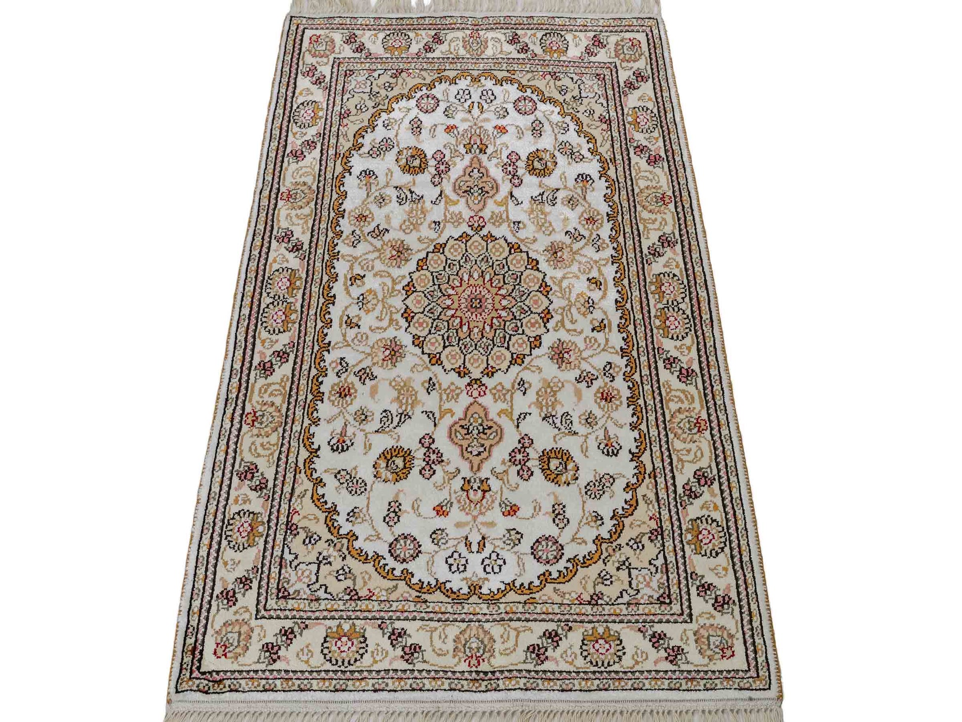 Feiner, handgeknüpfter, chinesischer Orientteppich mit Nain Design aus Kunstseide, creme, weiß, gold. 93x63 cm. Verkauf durch Jupiter Intl.