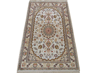 Feiner, handgeknüpfter, chinesischer Orientteppich mit Nain Design aus Kunstseide, creme, weiß, gold. 93x63 cm. Verkauf durch Jupiter Intl.