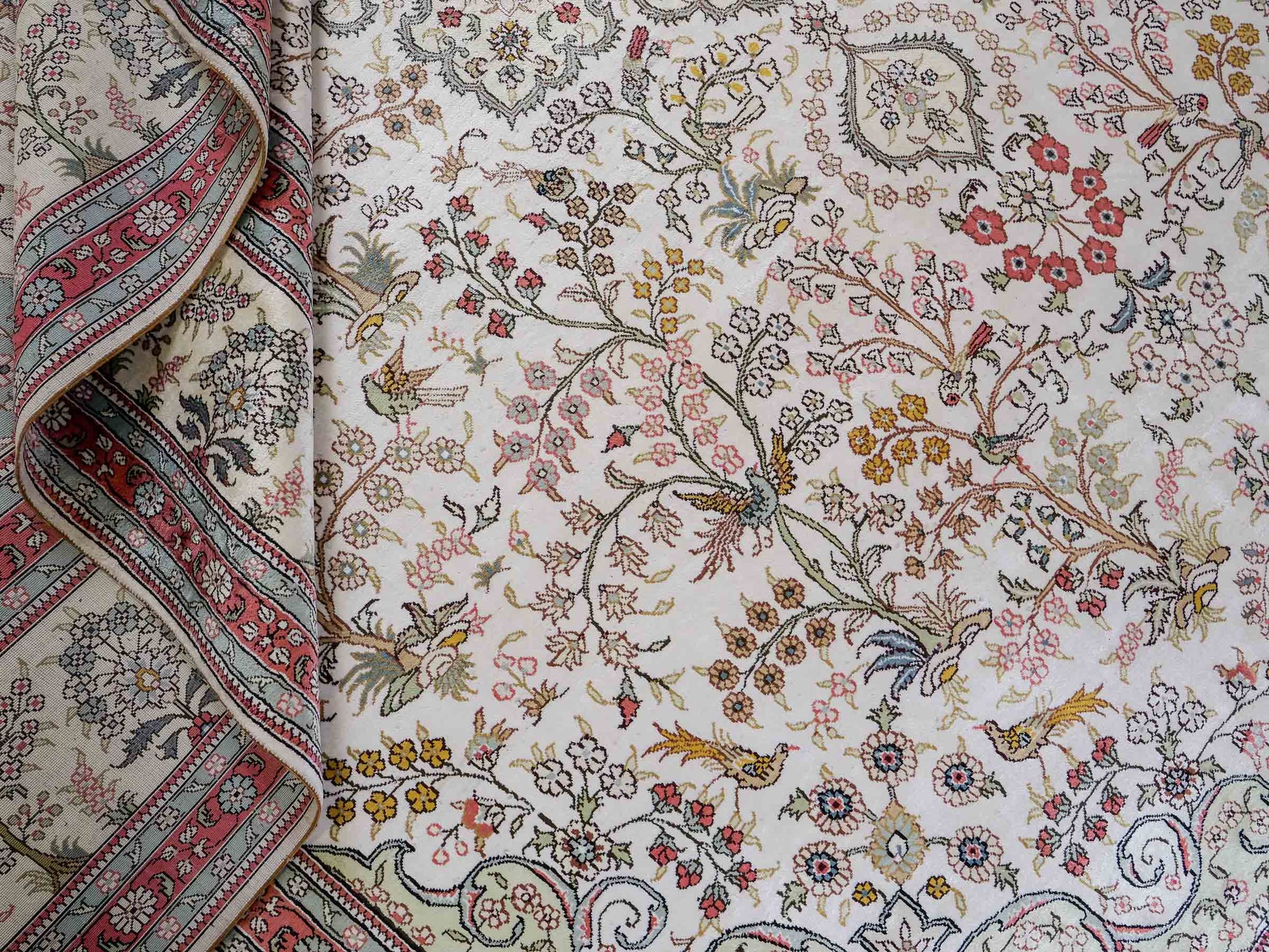 Feiner, handgeknüpfter, chinesischer Orientteppich mit Ghom Design aus Viskose, creme, weiß, rosa. 359x273 cm. Verkauf durch Jupiter Intl.