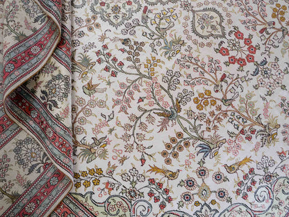 Feiner, handgeknüpfter, chinesischer Orientteppich mit Ghom Design aus Viskose, creme, weiß, rosa. 359x273 cm. Verkauf durch Jupiter Intl.