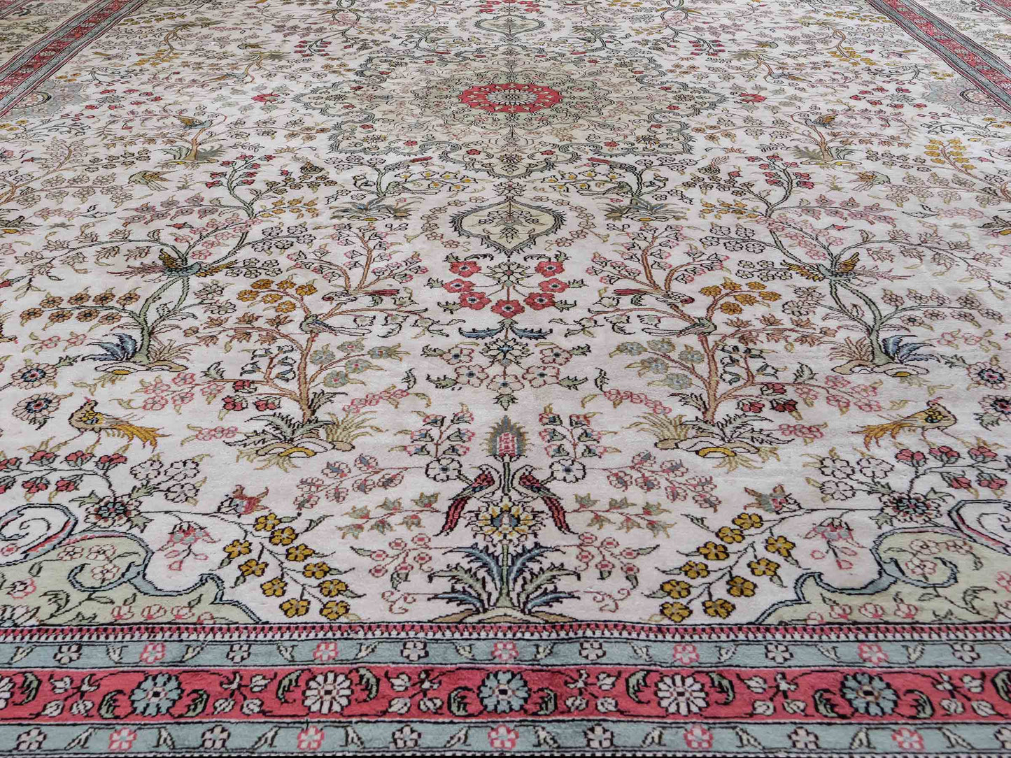 Feiner, handgeknüpfter, chinesischer Orientteppich mit Ghom Design aus Viskose, creme, weiß, rosa. 359x273 cm. Verkauf durch Jupiter Intl.