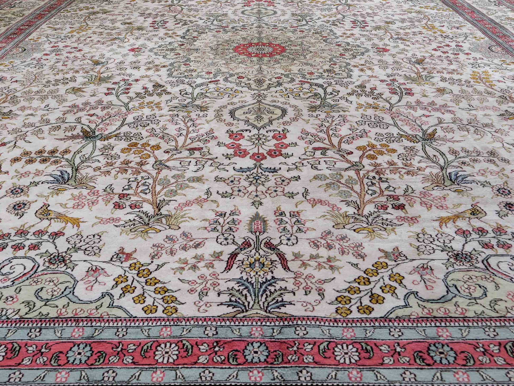 Feiner, handgeknüpfter, chinesischer Orientteppich mit Ghom Design aus Viskose, creme, weiß, rosa. 359x273 cm. Verkauf durch Jupiter Intl.