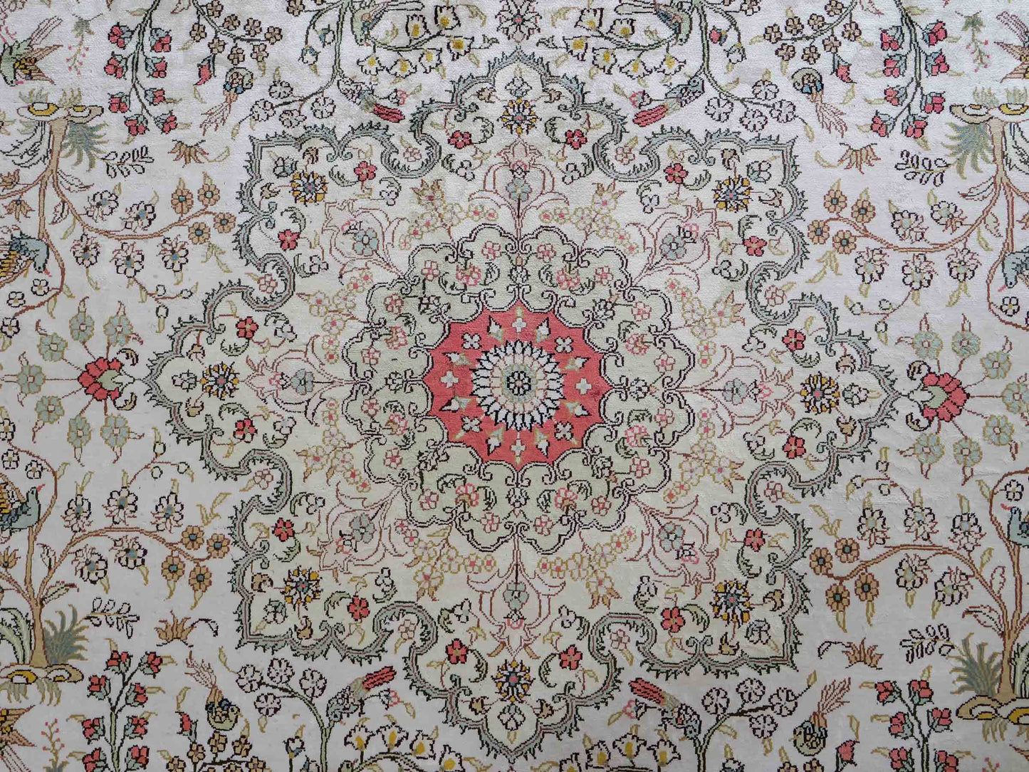 Feiner, handgeknüpfter, chinesischer Orientteppich mit Ghom Design aus Viskose, creme, weiß, rosa. 359x273 cm. Verkauf durch Jupiter Intl.