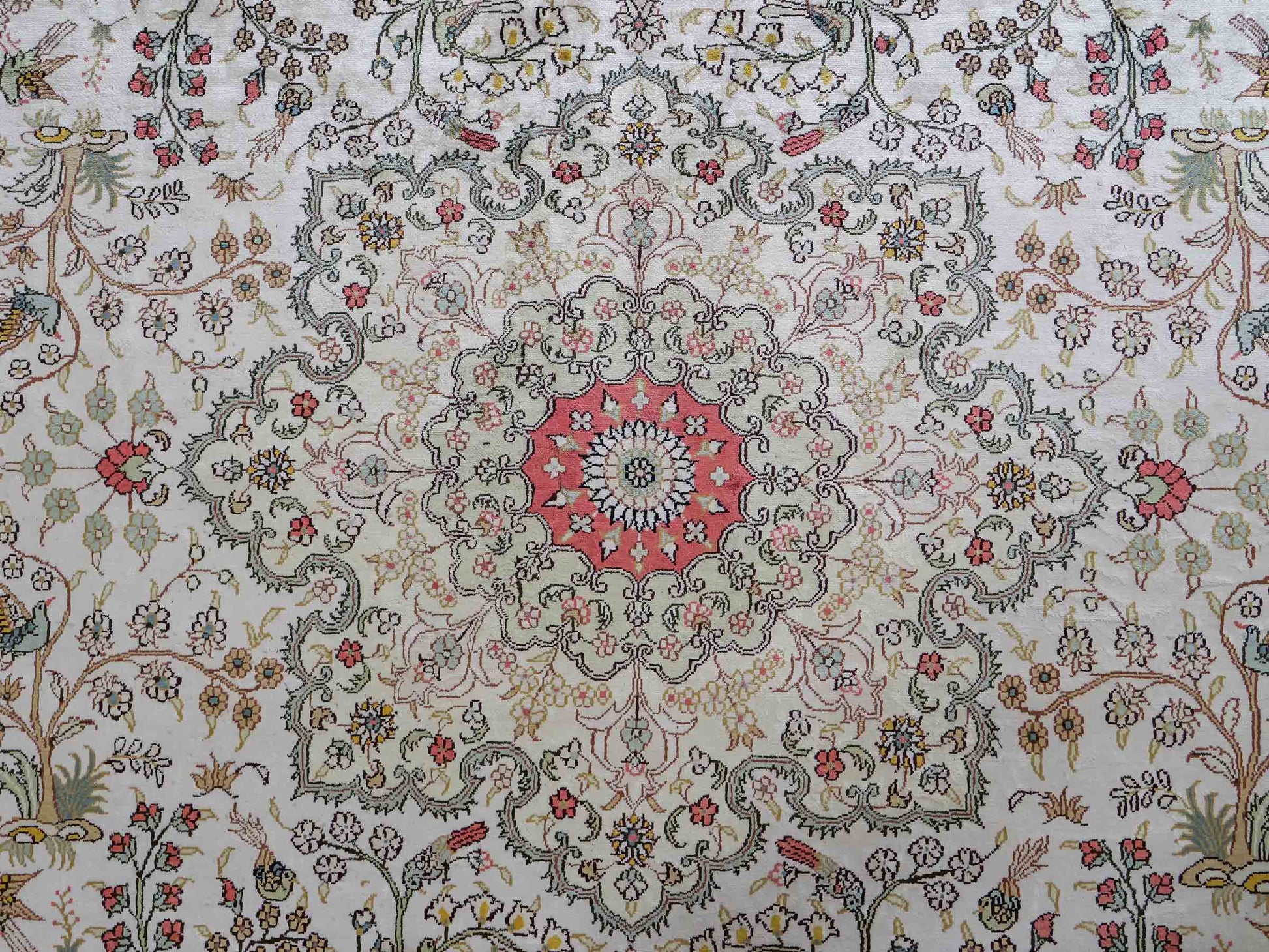 Feiner, handgeknüpfter, chinesischer Orientteppich mit Ghom Design aus Viskose, creme, weiß, rosa. 359x273 cm. Verkauf durch Jupiter Intl.