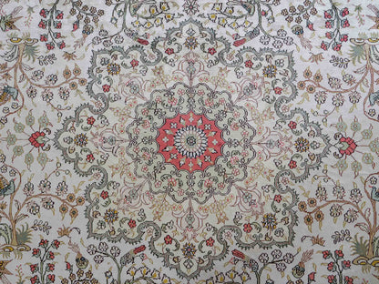 Feiner, handgeknüpfter, chinesischer Orientteppich mit Ghom Design aus Viskose, creme, weiß, rosa. 359x273 cm. Verkauf durch Jupiter Intl.