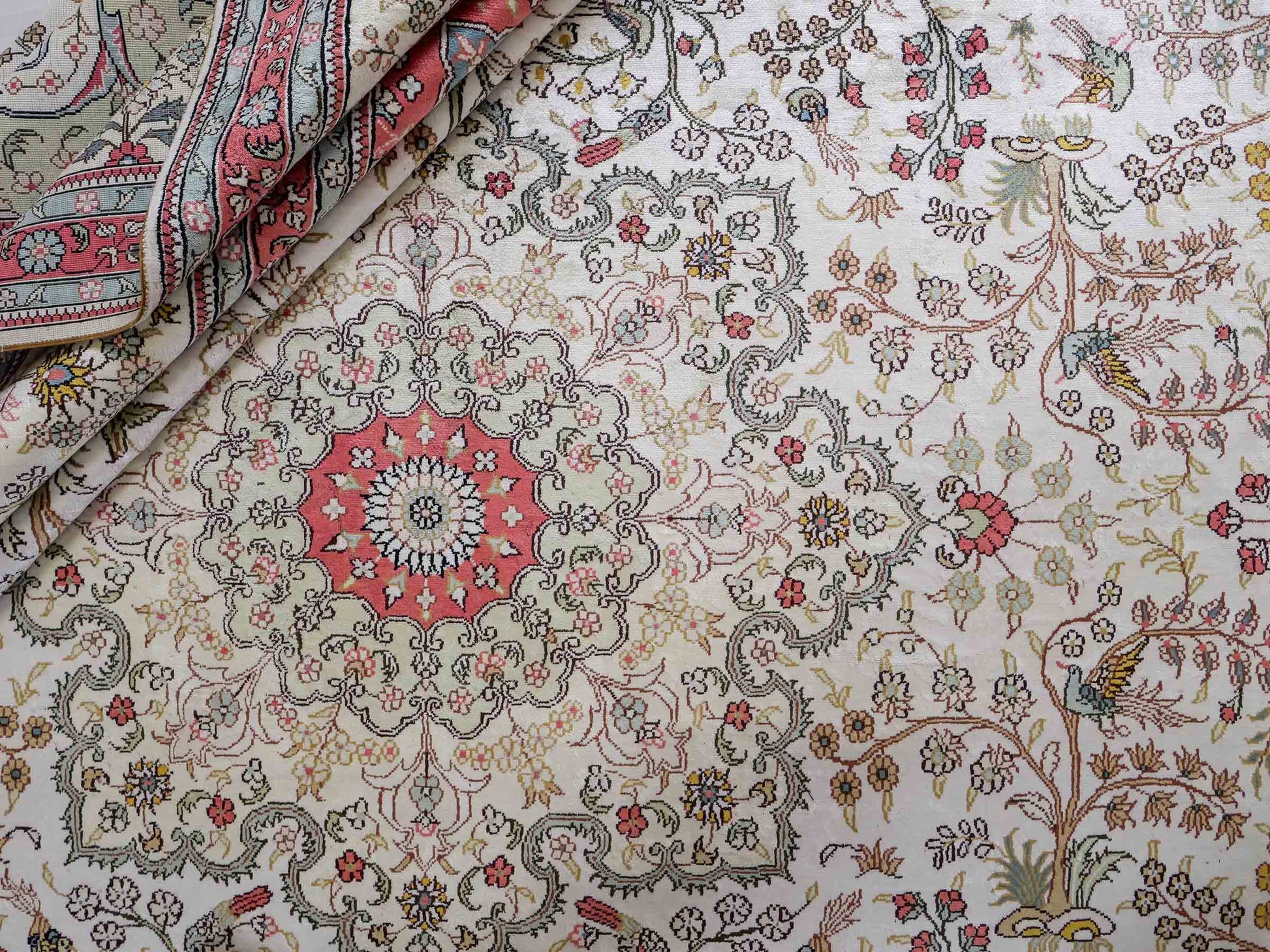 Feiner, handgeknüpfter, chinesischer Orientteppich mit Ghom Design aus Viskose, creme, weiß, rosa. 359x273 cm. Verkauf durch Jupiter Intl.