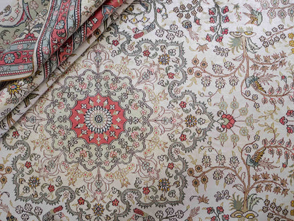 Feiner, handgeknüpfter, chinesischer Orientteppich mit Ghom Design aus Viskose, creme, weiß, rosa. 359x273 cm. Verkauf durch Jupiter Intl.